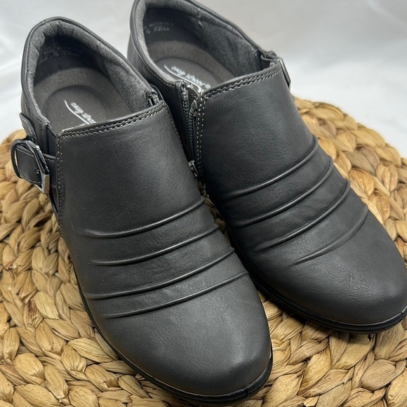 Easy Street Women's Gray Faux Leather Shoes - Picture 1 of 6